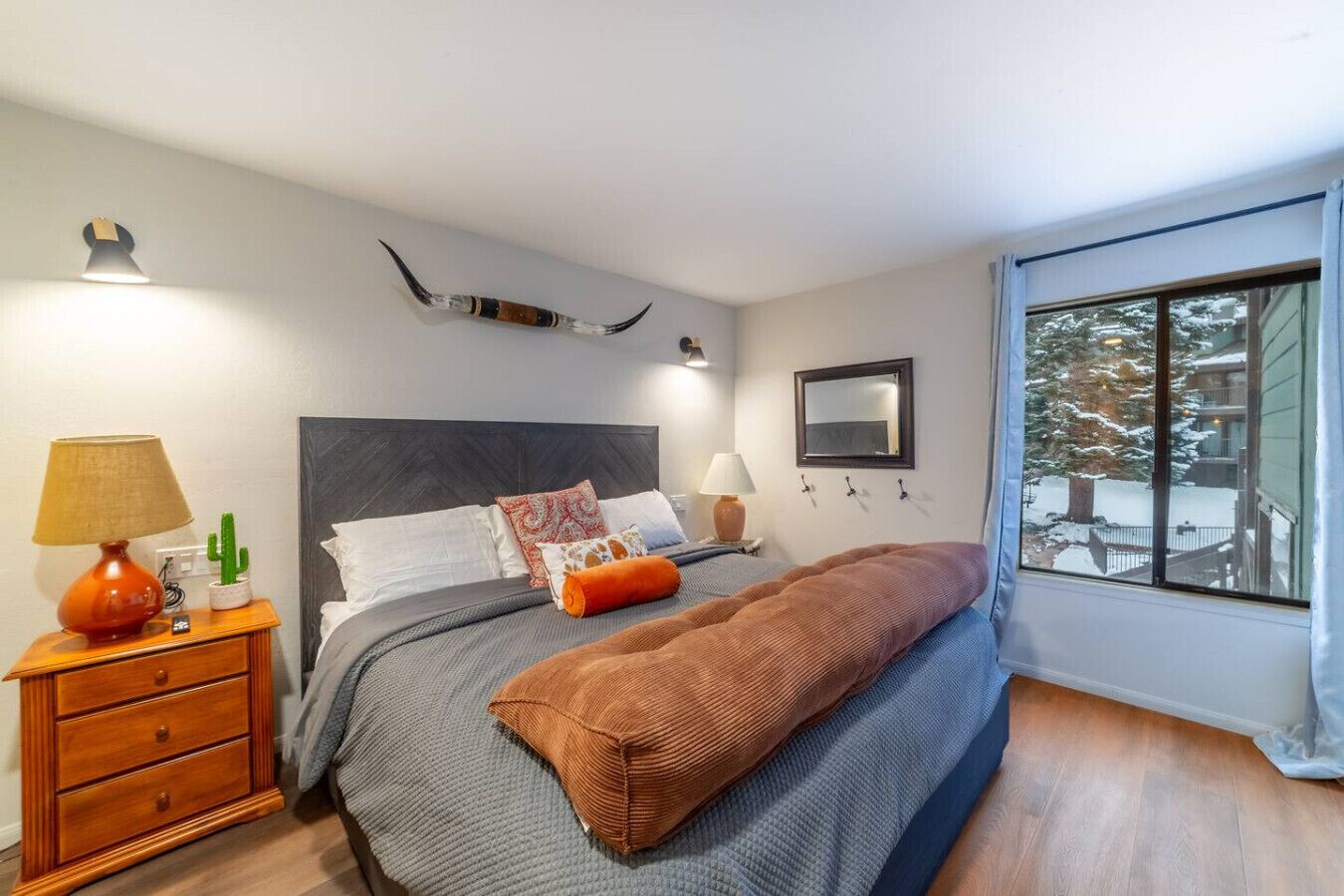 Een bureau, een strijkplank/strijkijzer, wifi, beddengoed