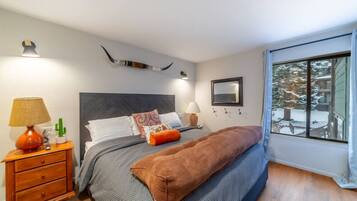 Een bureau, een strijkplank/strijkijzer, wifi, beddengoed