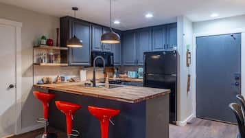 Een koelkast, een microgolfoven, een oven, een kookplaat