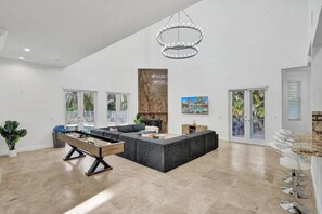 TV - 8k+ SF Mansion Cinema/Pool/Game Room (Plantation)