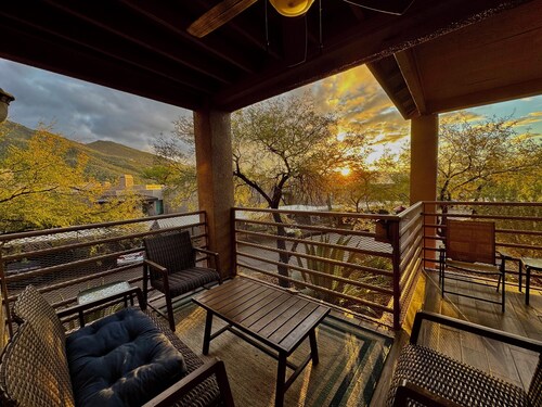Luxury Foothills 3BR Condo Walk to Ventana Canyon, Pools & Gym.