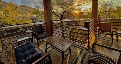 Luxury Foothills 3BR Condo Walk to Ventana Canyon, Pools & Gym.