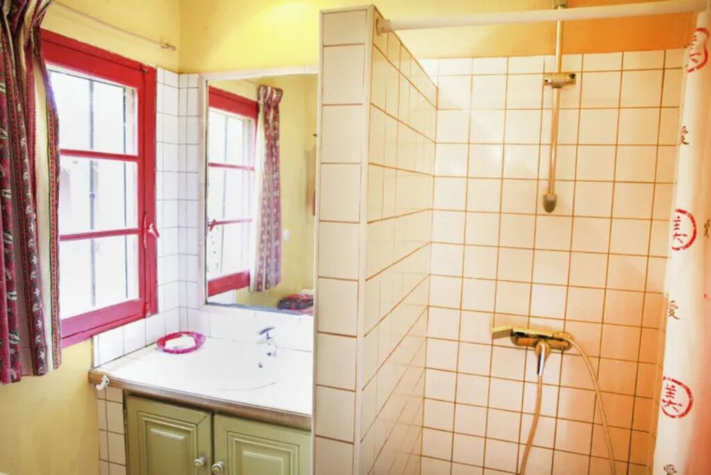 Een douche, een haardroger, handdoeken, zeep