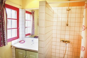 Shower, hair dryer, towels, soap - Camoin - Mezzanine studio with terrace and park view (ARLES)