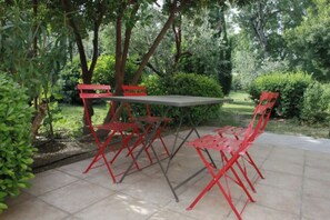 Outdoor dining - Camoin - Mezzanine studio with terrace and park view (ARLES)