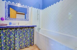 Shower, hair dryer, towels, soap - Cézanne - Comfort, space and relaxation for families and friends, park view (ARLES)