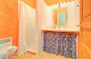 Shower, hair dryer, towels, soap - Cézanne - Comfort, space and relaxation for families and friends, park view (ARLES)