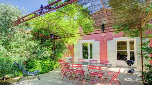 Unclassified image, 1 of 21, button - Cézanne - Comfort, space and relaxation for families and friends, park view (ARLES)