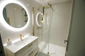 Douche, sèche-cheveux, serviettes fournies, savon