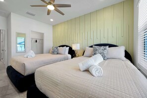 Silitysrauta/-lauta, vauvan matkasänky, Wi-Fi, vuodevaatteet