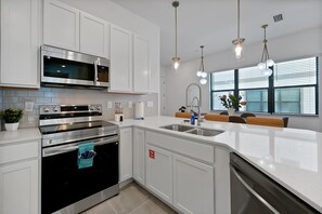 Jääkaappi, mikroaaltouuni, uuni, liesi