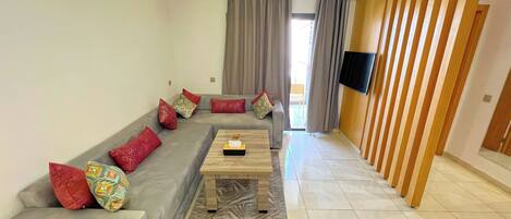 Appartement Deluxe, 1 chambre, balcon | Coin séjour | Chauffage par le sol