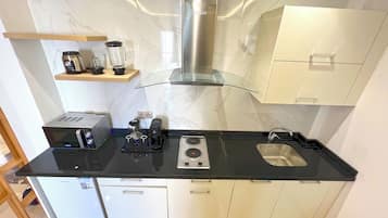 Deluxe Apartment, 1 Bedroom, Balcony | Private kitchen