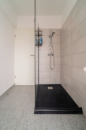 Shower, hair dryer, towels, soap - Black Iris Central Apartment - Cismigiu Park (Bucharest)