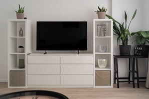 Interior - Black Iris Central Apartment - Cismigiu Park (Bucharest)