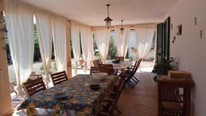 Outdoor dining - Terersa House - Surrounded by greenery and 500m from the sea! (Toscana)