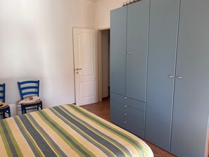 Tabla de planchar con plancha, wifi y ropa de cama 