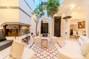 المنشأة من الداخل