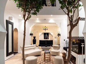 المنشأة من الداخل