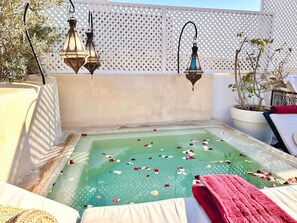 المنطقة المحيطة بالمنشأة