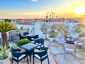 Outdoor dining - Riad Jebly – jacuzzi /10min a peid de Jemaa El Fna (Marrakesh)
