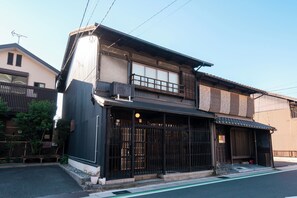 Exterior - Uji, Kyoto] Machiya for rent｜Parking for 2 cars on the premises｜Convenient access to Nara, Osaka, and Shiga by car and train. Recommended as a base for private group travel stays. (宇治市六地蔵札ノ辻町)