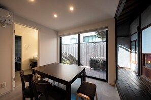 Dining - Uji, Kyoto] Machiya for rent｜Parking for 2 cars on the premises｜Convenient access to Nara, Osaka, and Shiga by car and train. Recommended as a base for private group travel stays. (宇治市六地蔵札ノ辻町)