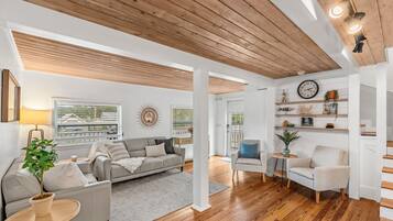 House (3 Bedrooms) | Living area | TV