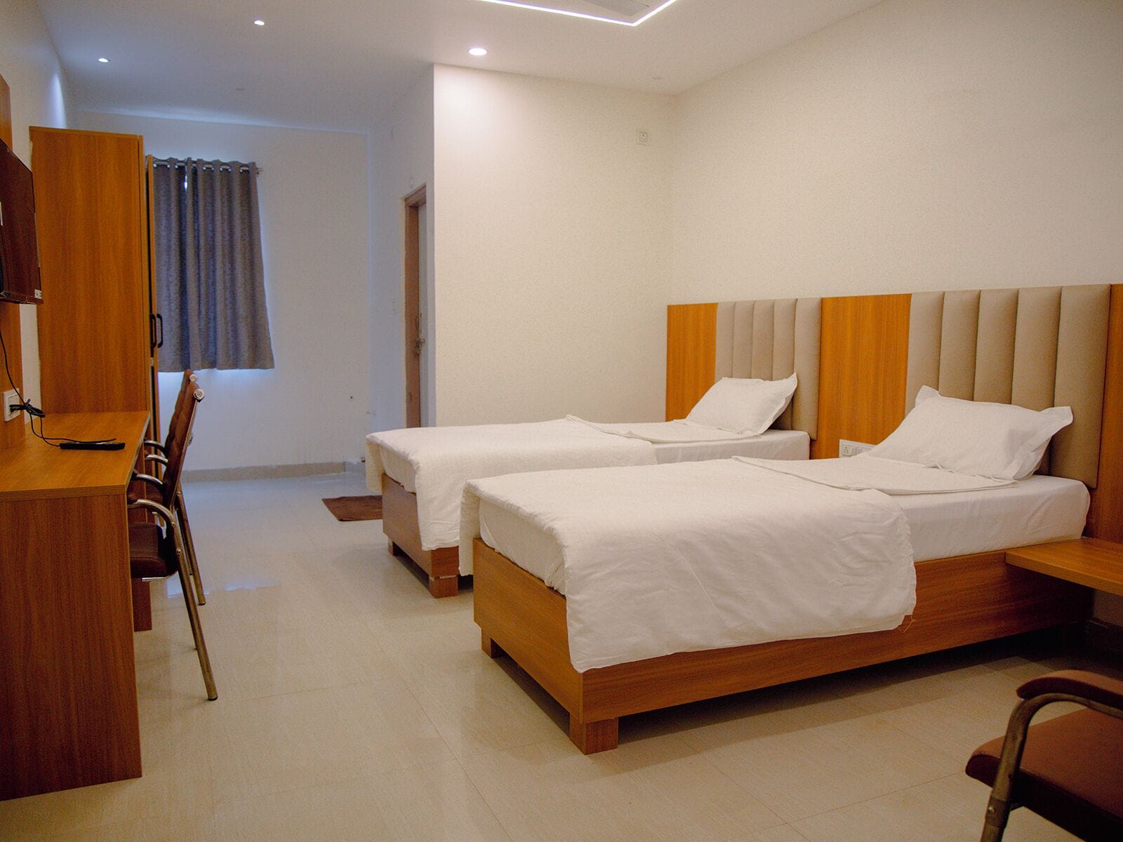 Chambre Standard | Bureau, literie fournie