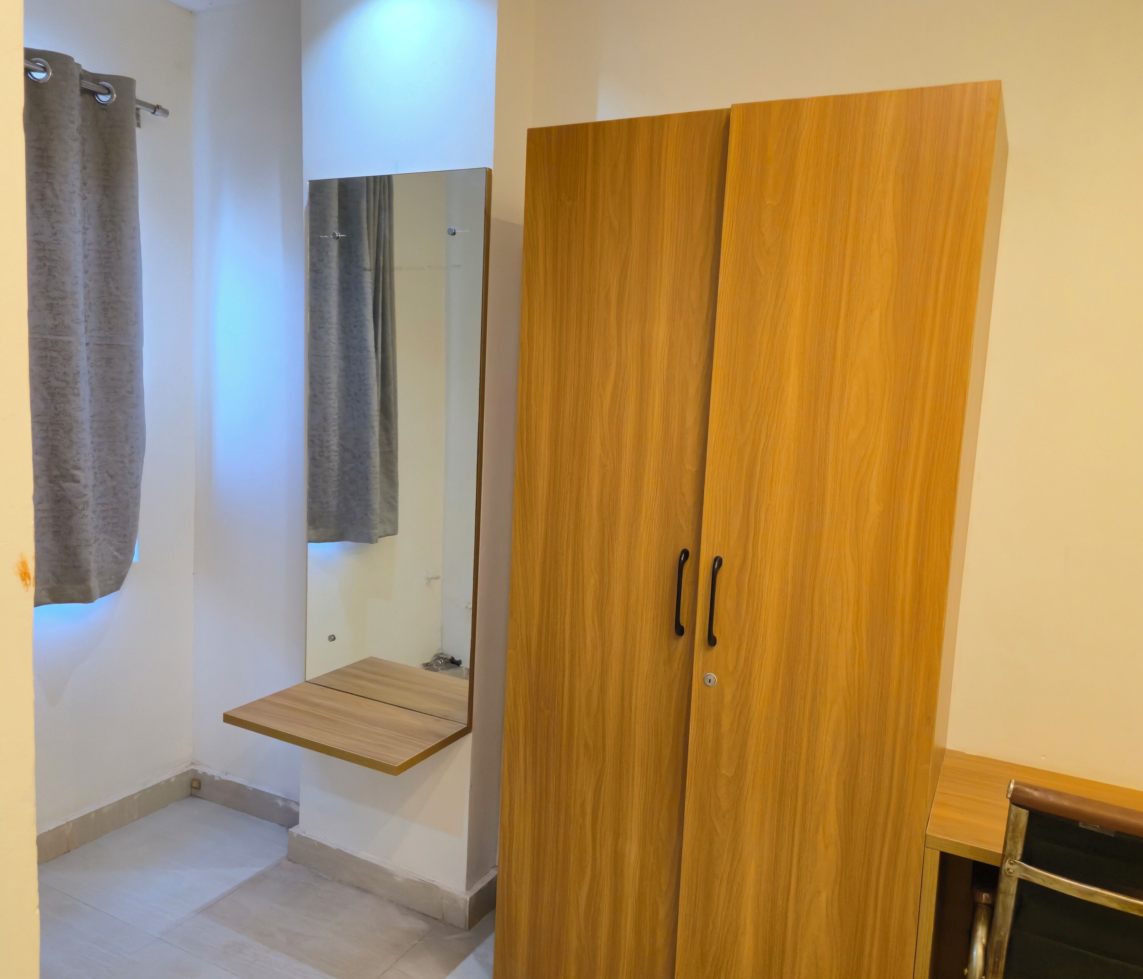 Deluxe Triple Room | Desk