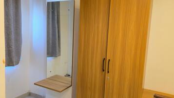 Deluxe Triple Room | Desk