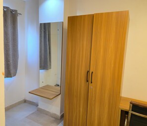 豪華三人房 | 書桌