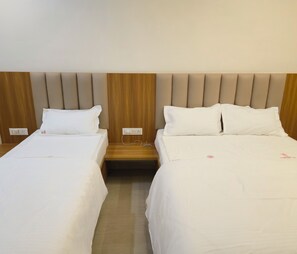 Desk, bed sheets - Hotel Venkteshwar (Shorapur)