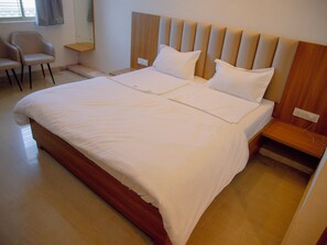 Deluxe Room | Desk, bed sheets - Hotel Venkteshwar (Shorapur)
