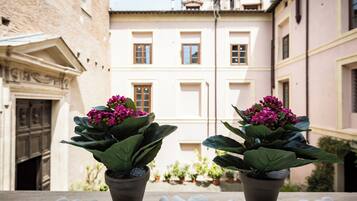 Ropa de cama de alta calidad, cubrecamas y escritorio