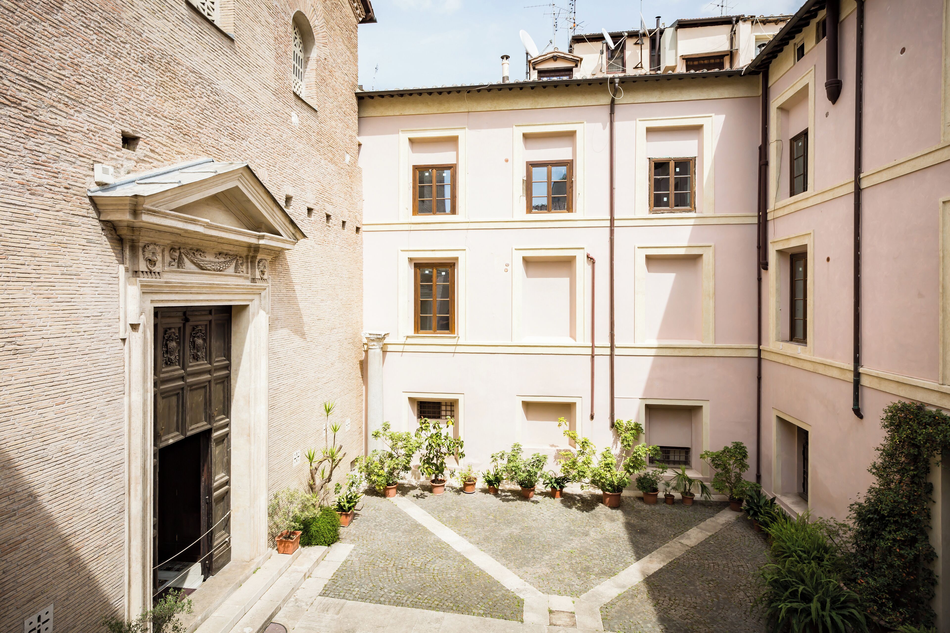 أغطية فراش متميزة وألحفة محشوة بالريش ومكتب ومساحة عمل للكمبيوتر المحمول