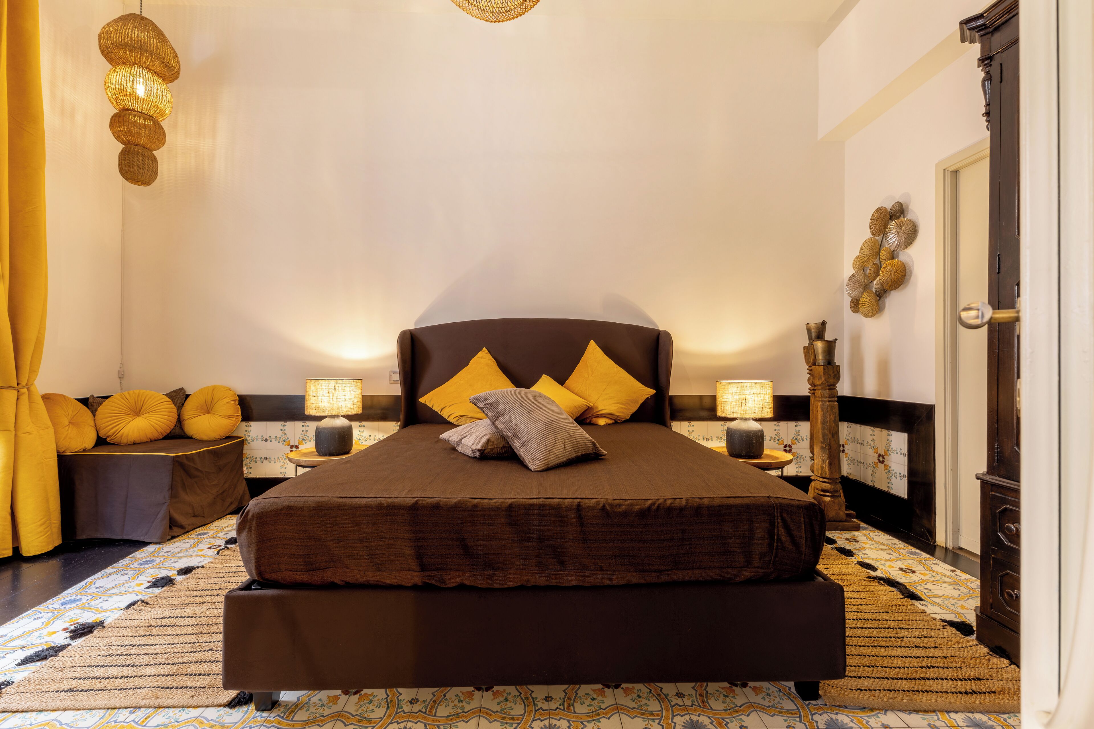 Apartment | Hochwertige Bettwaren, Daunenbettdecken, Schreibtisch