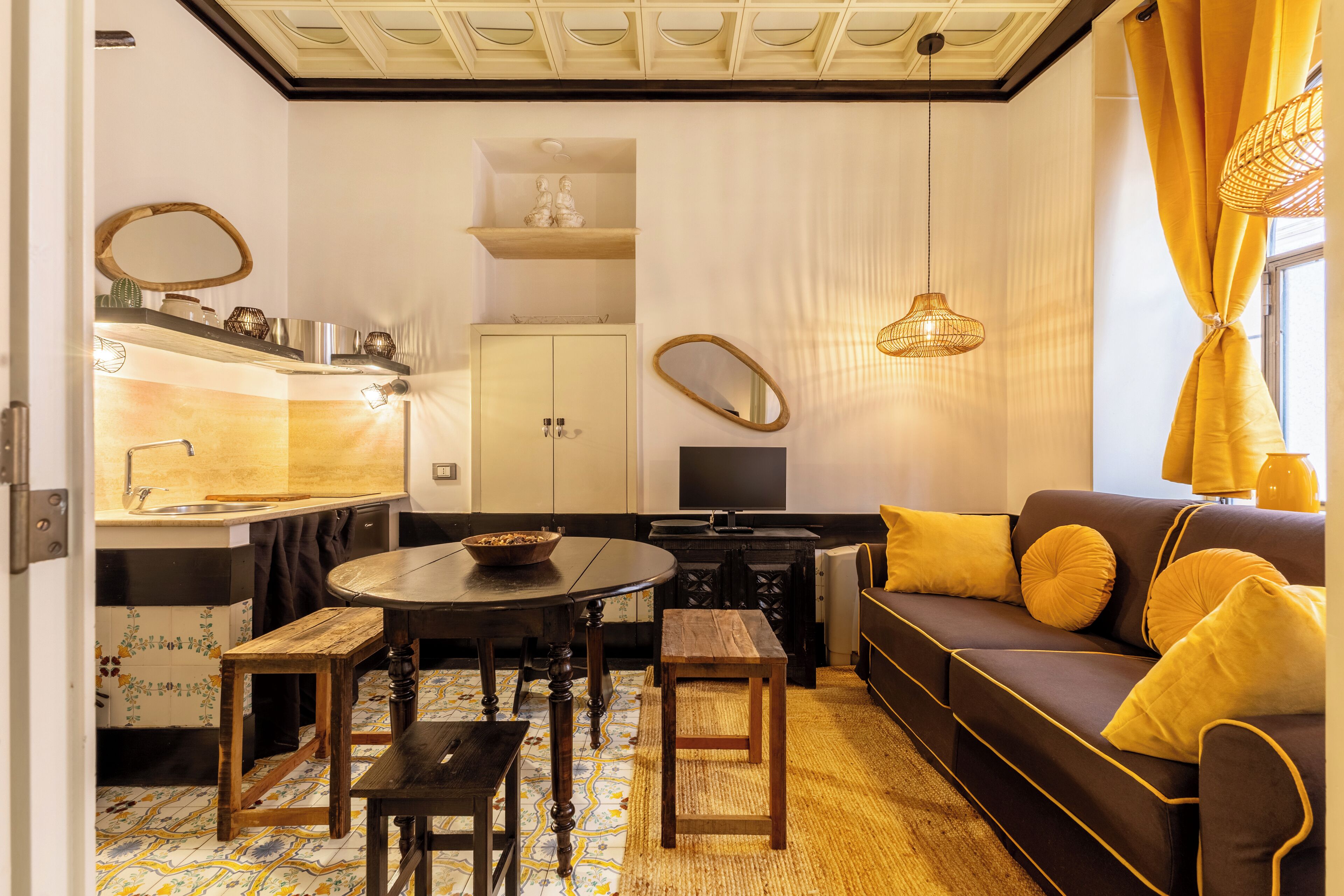 Appartement | Privékeuken | Een minikoelkast, een kookplaat, een espressoapparaat, een waterkoker