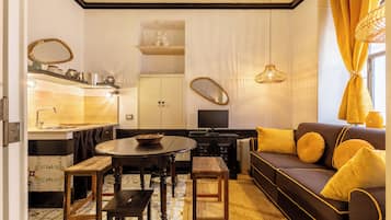 Appartement | Privékeuken | Een minikoelkast, een kookplaat, een espressoapparaat, een waterkoker