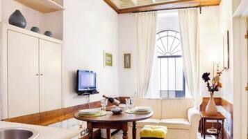 Apartamento | Cocina privada | Frigorífico pequeño, placa de cocina y máquina de café espresso