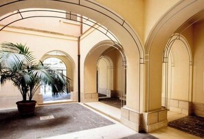 A spacious indoor area with arched ceilings and a potted plant. - Foro Romano Luxury Flat (Rome)