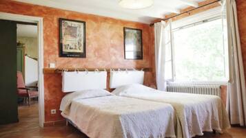 3 chambres, fer et planche à repasser, lit de bébé portatif