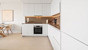 Een koelkast, een magnetron, een oven, een kookplaat