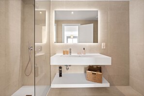Douche, sèche-cheveux, serviettes fournies, papier toilette