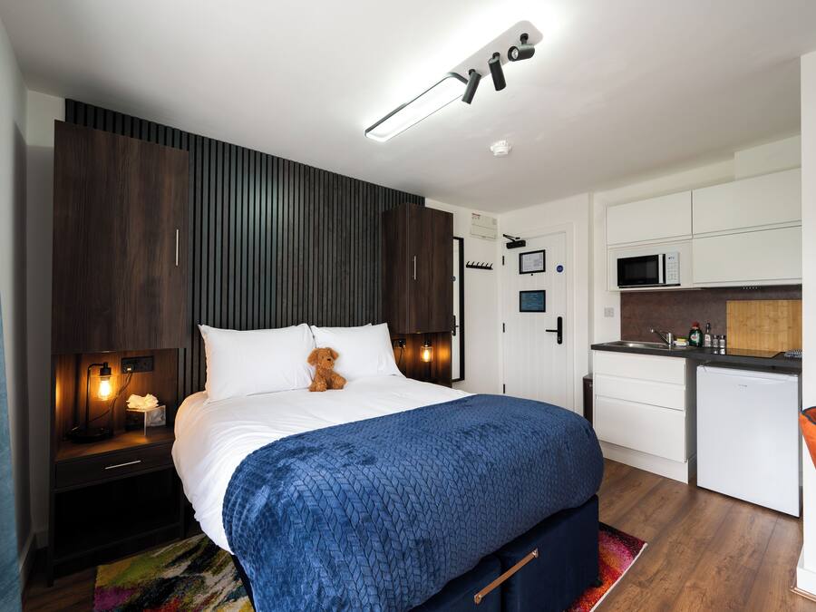 Basic Studio, 1 Double Bed | Blackout drapes, iron/ironing board, free WiFi