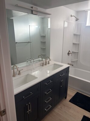 シャワー、ヘアドライヤー、タオル、石鹸