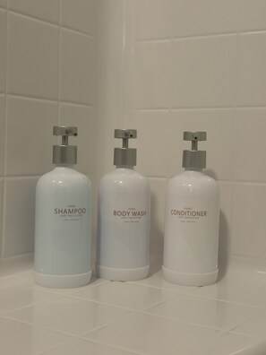 Douche, sèche-cheveux, serviettes fournies, savon