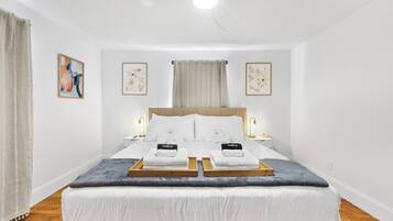 1 dormitorio, escritorio, tabla de planchar con plancha y cuna de viaje