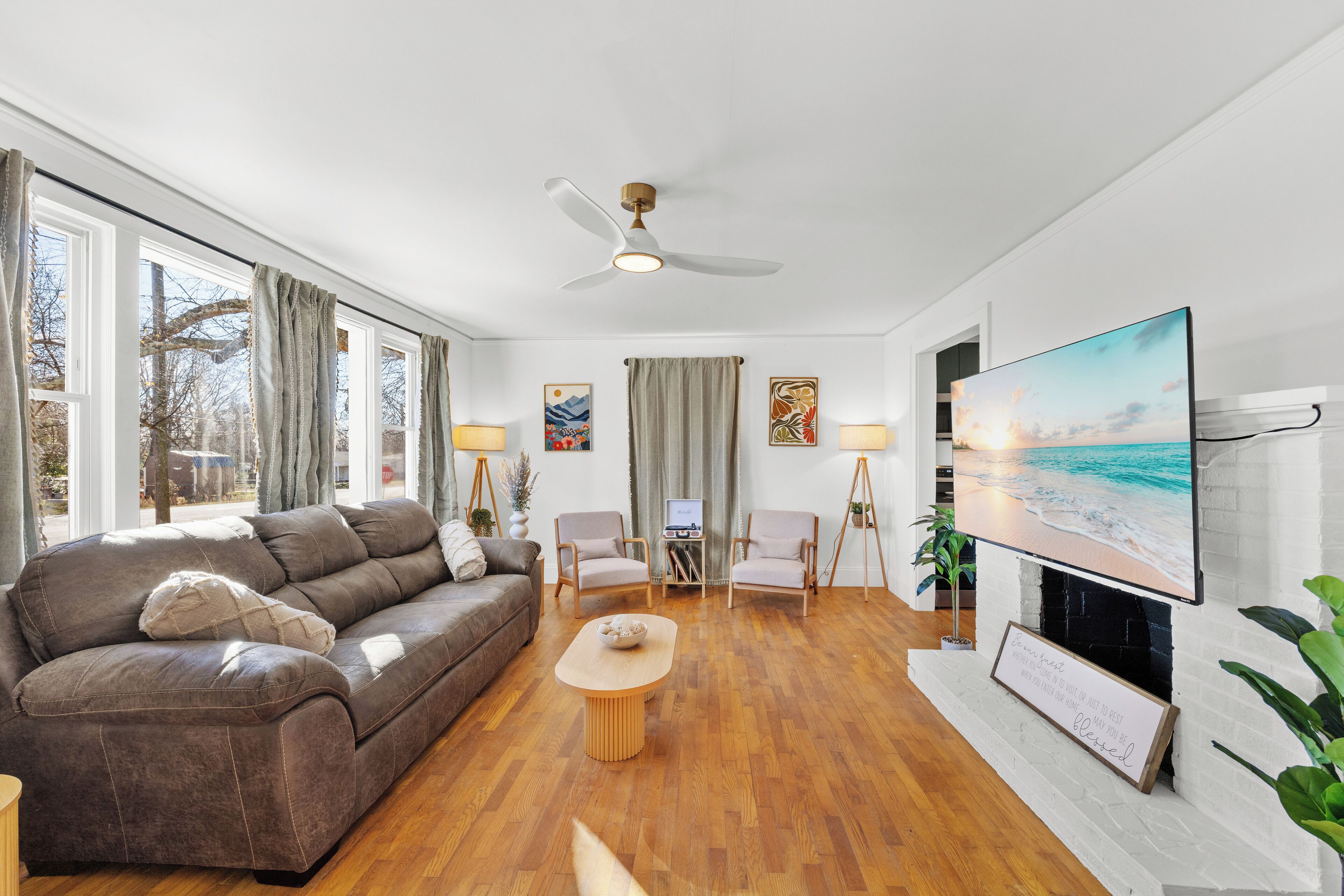 Una Smart TV, una chimenea, libros, una biblioteca de música