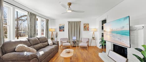 Smart-TV, Kamin, Bücher, Musikbibliothek